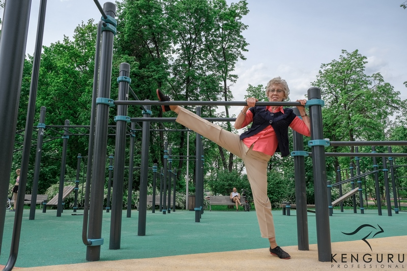 Пожилая женщина на спортивной площадке