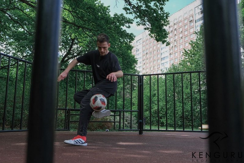 Спортсмен тренируется на площадке для панна футбола КЕНГУРУ.ПРО