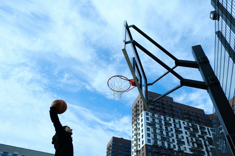 Бросайте мяч всей пятерней и в прыжке Биомеханика броска в баскетболе