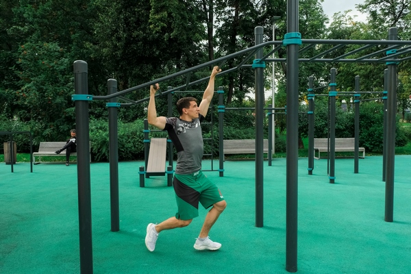 Занятие на воркаут-площадках – оптимальная разминка для футболиста Футболистам подходят воркаут-тренировки